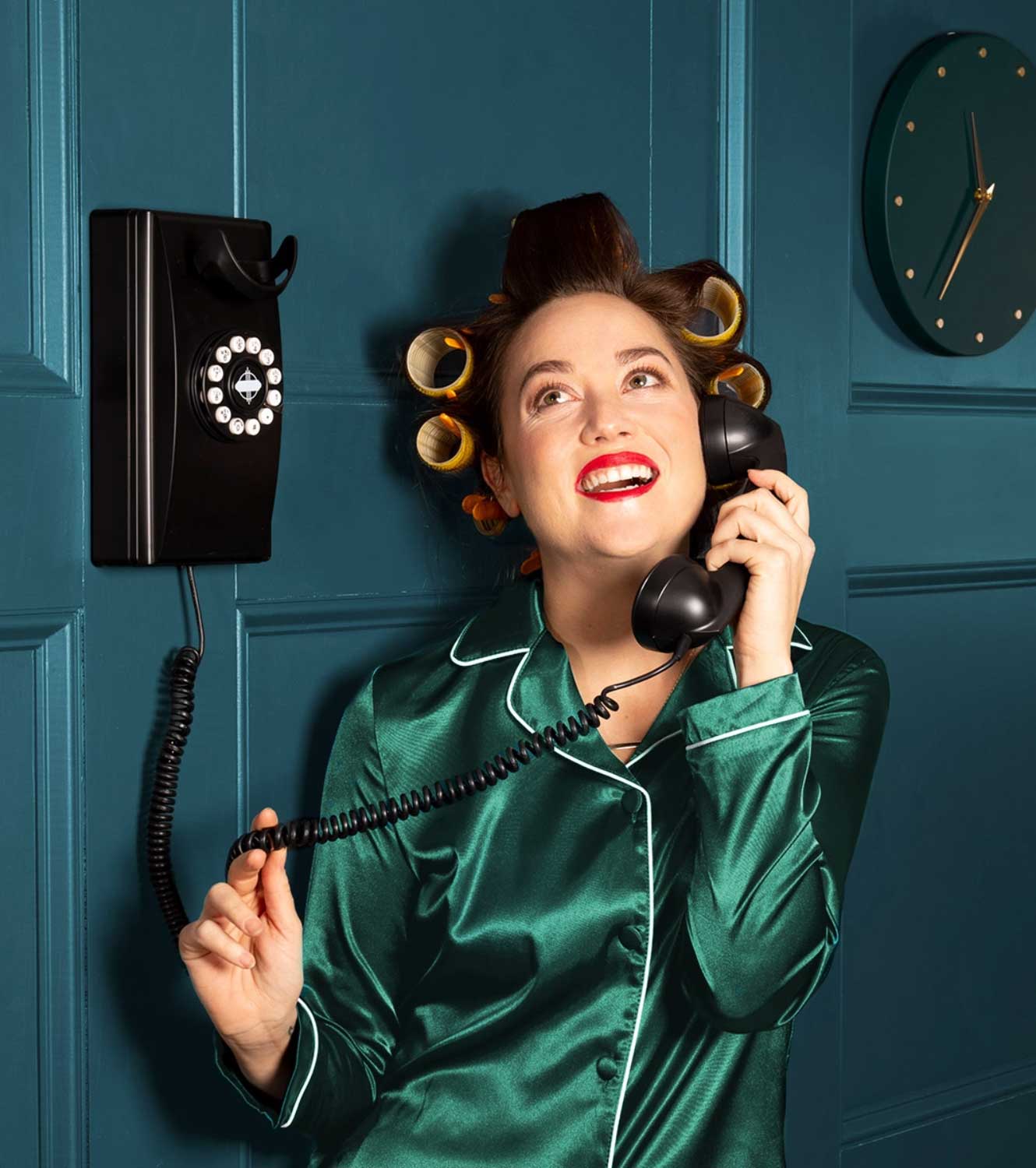 Image du héros du service de téléphonie résidentielle Ooma – Une femme utilisant un vieux téléphone analogique pour se connecter au service VoIP Ooma Telo.